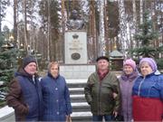 У памятника Николаю II